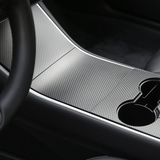 Cover i sølv carbon-look monteret på midterkonsollen i en Tesla Model 3 før facelift