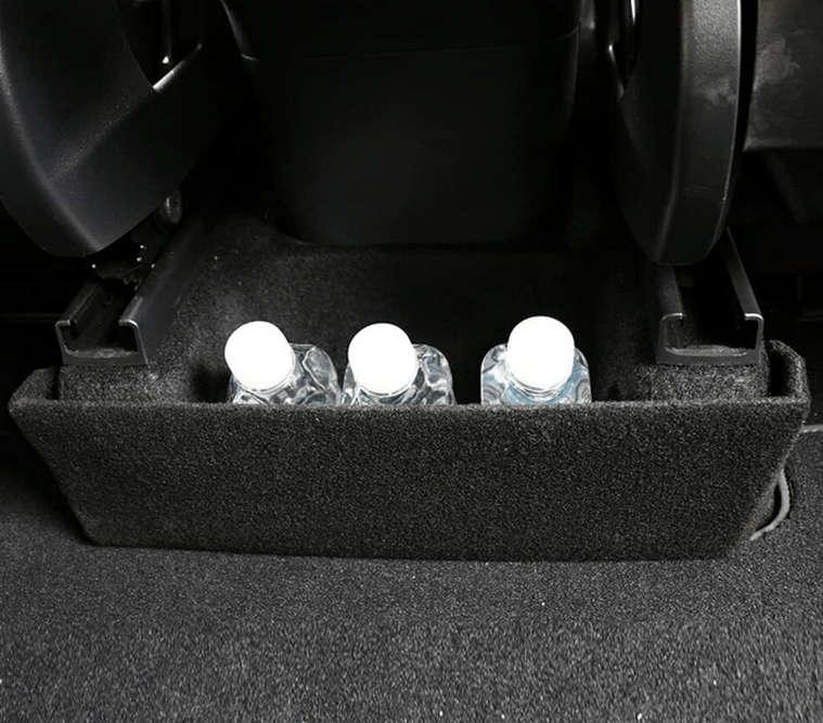 Deler til opbevaring mellem sæder i Tesla Model Y.