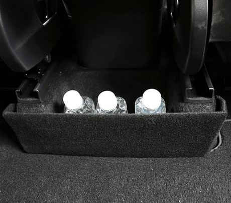 Deler til opbevaring mellem sæder i Tesla Model Y.