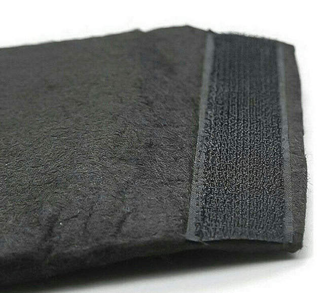 Nærbillede af mørkegråt rumdelerstof med velcro til Tesla Model Y.