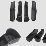 Sæt af sorte gummi-dørbakker til Tesla Model 3/Y vist fra flere vinkler på lys baggrund