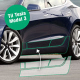 Mørkeblå Tesla Model 3 set fra siden med grønne markeringer af stenslagsfoliens områder langs de nederste døre og tærskler, med badge 'Til Tesla Model 3'