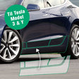 Mørkeblå Tesla set fra siden med grønne markeringer af stenslagsfoliens områder langs de nederste døre og tærskler, med badge 'Til Tesla Model 3 & Y'