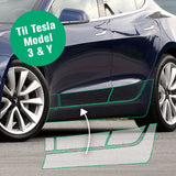 Mørkeblå Tesla set fra siden med grønne markeringer af stenslagsfoliens områder langs de nederste døre og tærskler, med badge 'Til Tesla Model 3 & Y'
