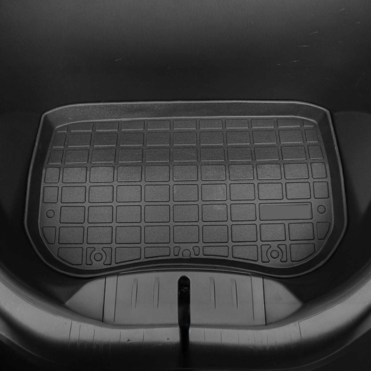 Sort 3D frunk måtte med rudemønster monteret i frunken på en Tesla Model 3
