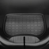 Sort 3D frunk måtte med rudemønster monteret i frunken på en Tesla Model 3