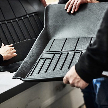 FroGum ProLine gummimåtte med 7 cm kant lægges i bilen – gummimåtter til Audi Q4 e-tron, Skoda Enyaq og VW ID.4