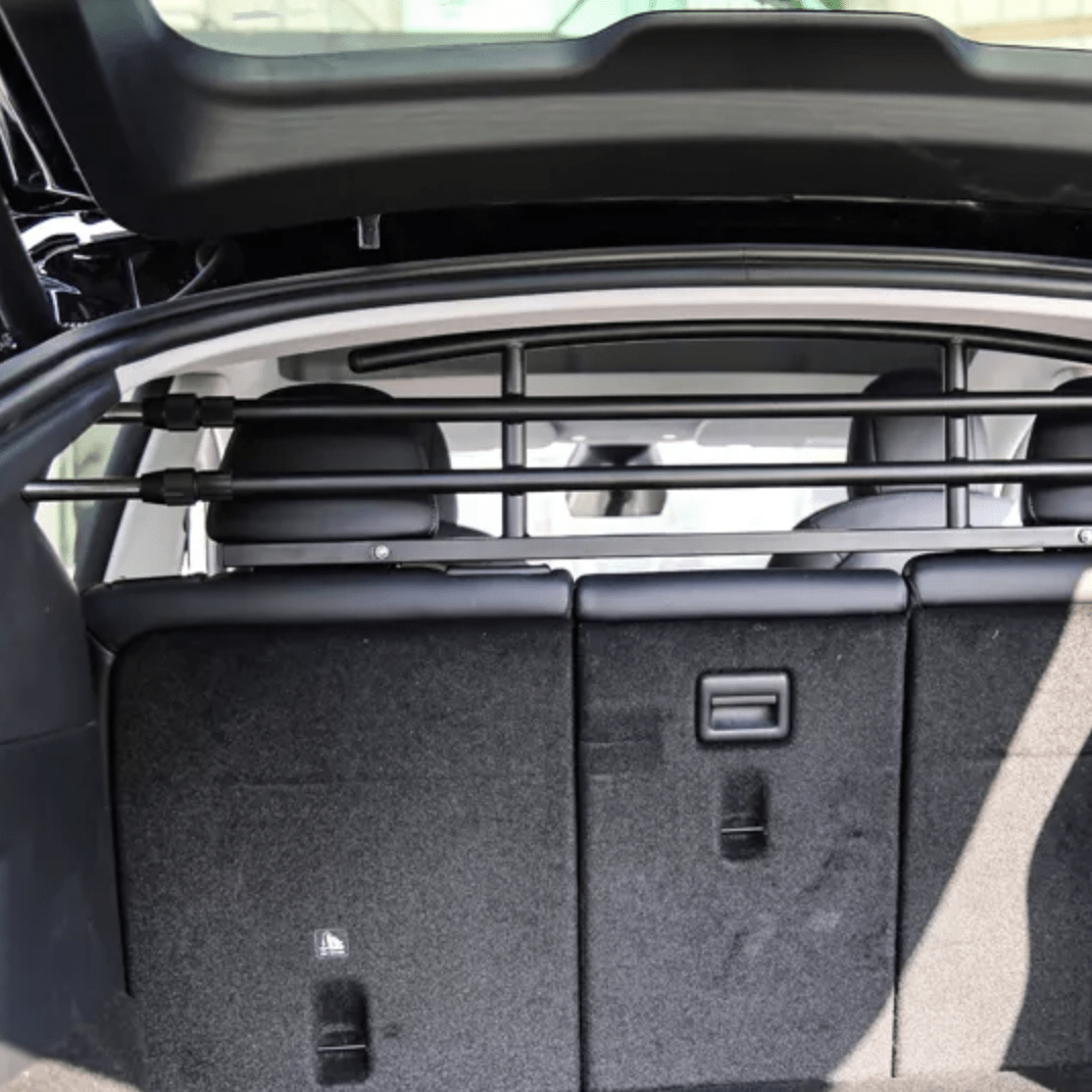 Hundegitter vist fra bagagerum i Tesla Model Y