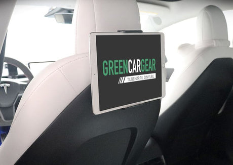 Tablet holder monteret på forsædets ryglæn i en Tesla