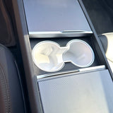 Kopholder i bilens midterkonsol, designet til Tesla Model 3/Y.