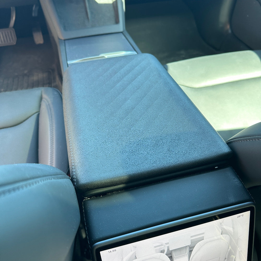 Monteret armlæn cover i en Tesla Model 3 set bagfra