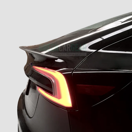 Sort Tesla Model 3 Highland set bagfra med monteret performance-spoiler på bagklappen