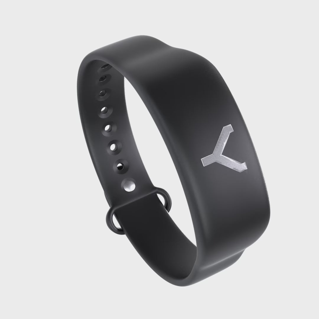 Video af sort Tesla Key armbånd til Model Y, roterende 360 graders visning med Tesla-logo