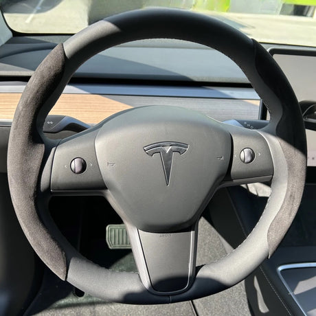 Fuldt monteret rat-cover på Tesla-rat med Tesla-logo, set forfra i bilen
