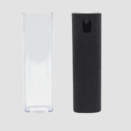 Skærmrenserspray og etui ved siden af hinanden