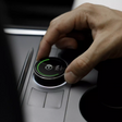 Person justerer S3XY Knob til Tesla Model 3/Y med regen-display.