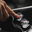 Hånd trykker på S3XY knap til Tesla Tesla bil tilbehør