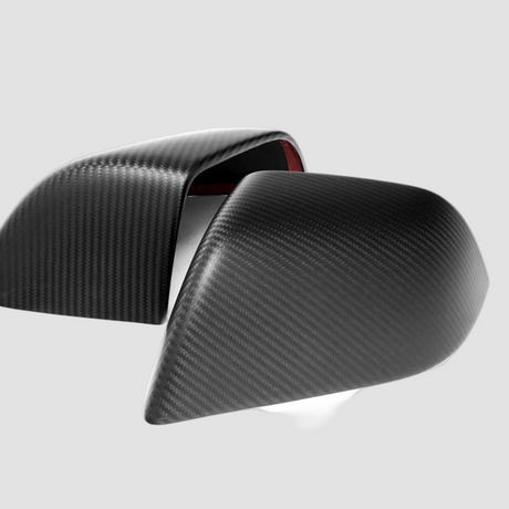 To sidespejlscovers i ægte carbonfiber, produktbillede på hvid baggrund