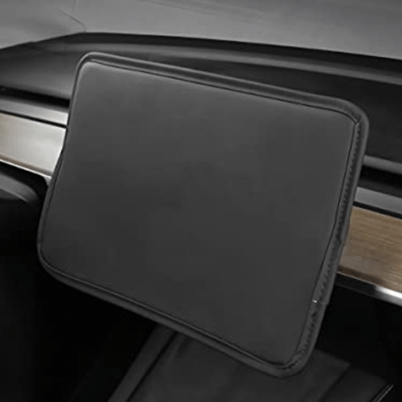Skærmcover til en teslas skærm. Den er monteret og dækker for skærmen. 