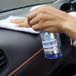 Soft99 Wash Mist interiørrens sprayes på bilens instrumentbræt, som derefter tørres af.