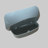 Solbrille holder til Model Y vises åben