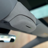 solbrille holder monteret til Tesla med sløret baggrund