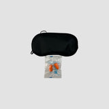 Sort sovemaske med et par orange ørepropper i pose, produktbillede