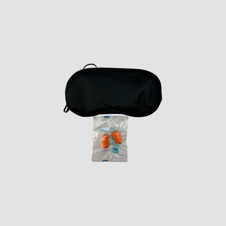 Sort sovemaske med et par orange ørepropper i pose, produktbillede
