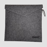 Grå filttaske til foldebord med OAKC logo