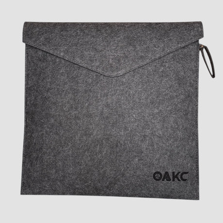 Grå filttaske til foldebord med OAKC logo