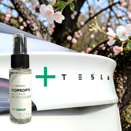 Tesla logo bogstaver monteret på bilens bagklap med isopropylalkohol renseflaske