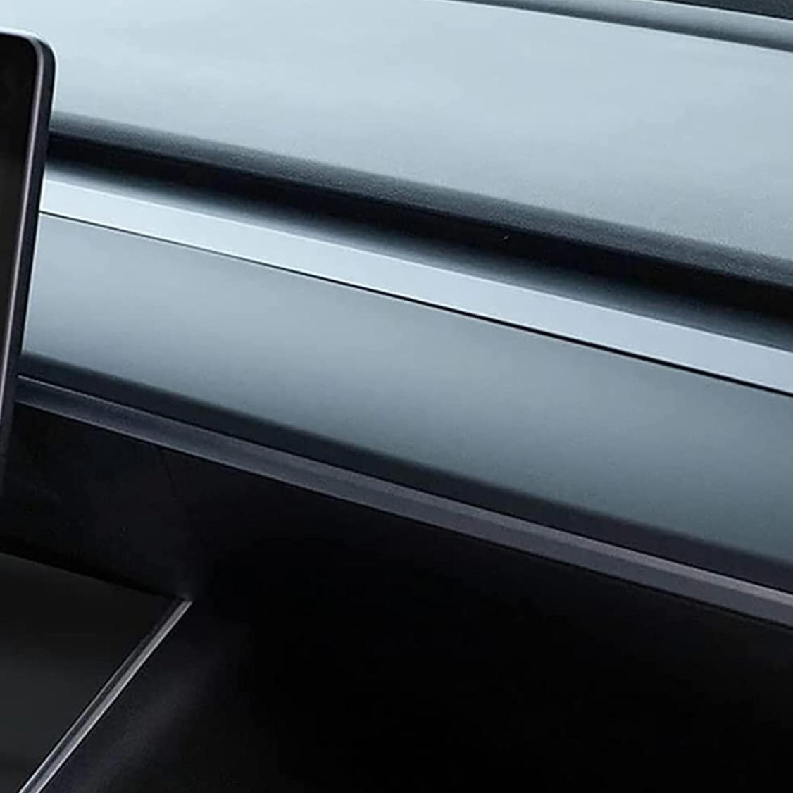 Monteret dashboard cover på instrumentbrættet i en Tesla Model 3/Y, nærbillede