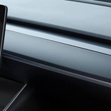 Monteret dashboard cover på instrumentbrættet i en Tesla Model 3/Y, nærbillede
