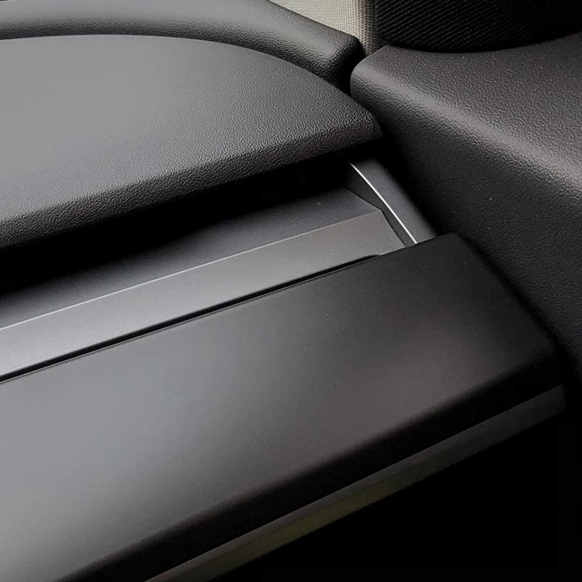Dashboard cover i mat sort monteret på instrumentbrættet i Tesla Model 3/Y