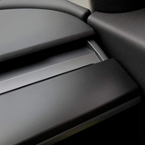 Dashboard cover i mat sort monteret på instrumentbrættet i Tesla Model 3/Y