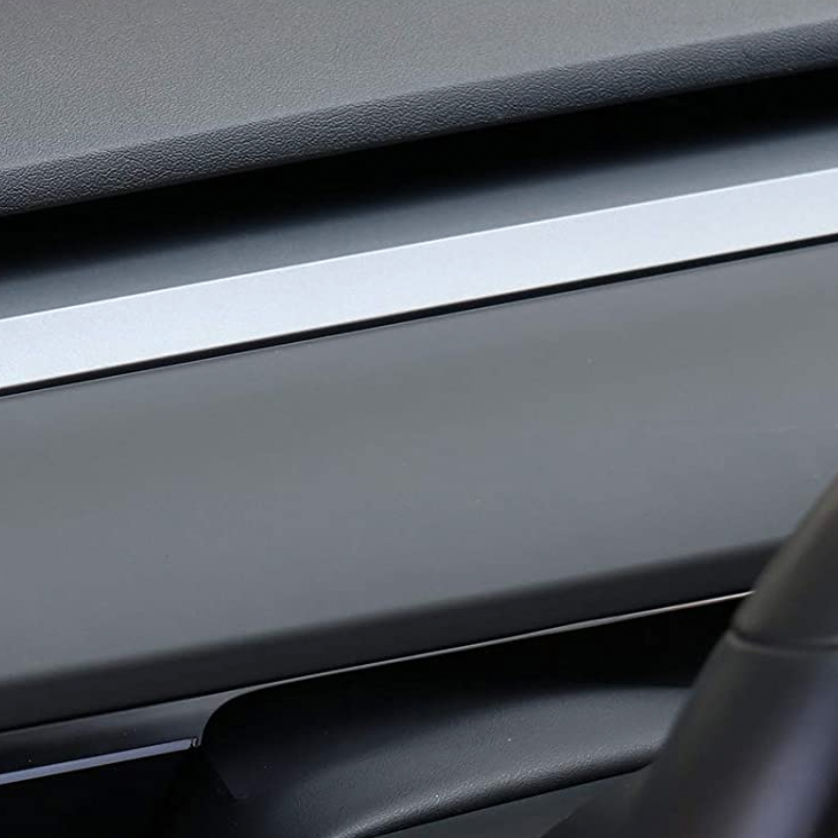 Dashboard cover i lys/sølv finish monteret på instrumentbrættet i Tesla Model 3/Y