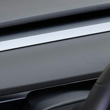 Dashboard cover i lys/sølv finish monteret på instrumentbrættet i Tesla Model 3/Y