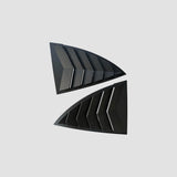 Side louvres til Tesla Model Y i mat sort, trekantet design, set forfra på hvid baggrund