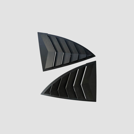 Side louvres til Tesla Model Y i mat sort, trekantet design, set forfra på hvid baggrund
