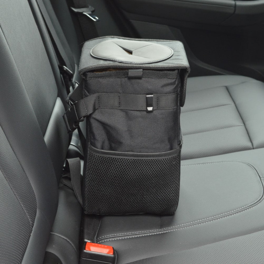 Sort bilaffaldsspand fra Car-Bags monteret på bagsædet i en bil.