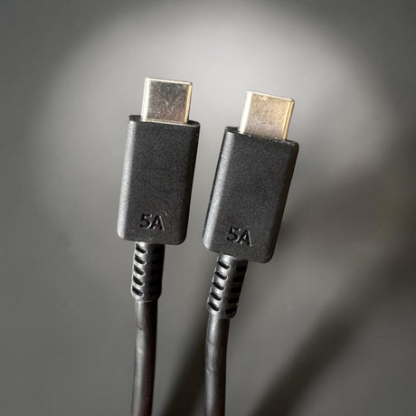 Nærbillede af to USB-C stik med 5A markering på sort kabel