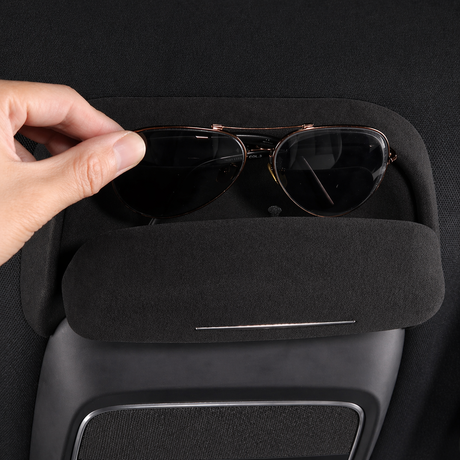 Sort alcantara solbrille holder til Xpeng G6 med solbriller vist i holderen