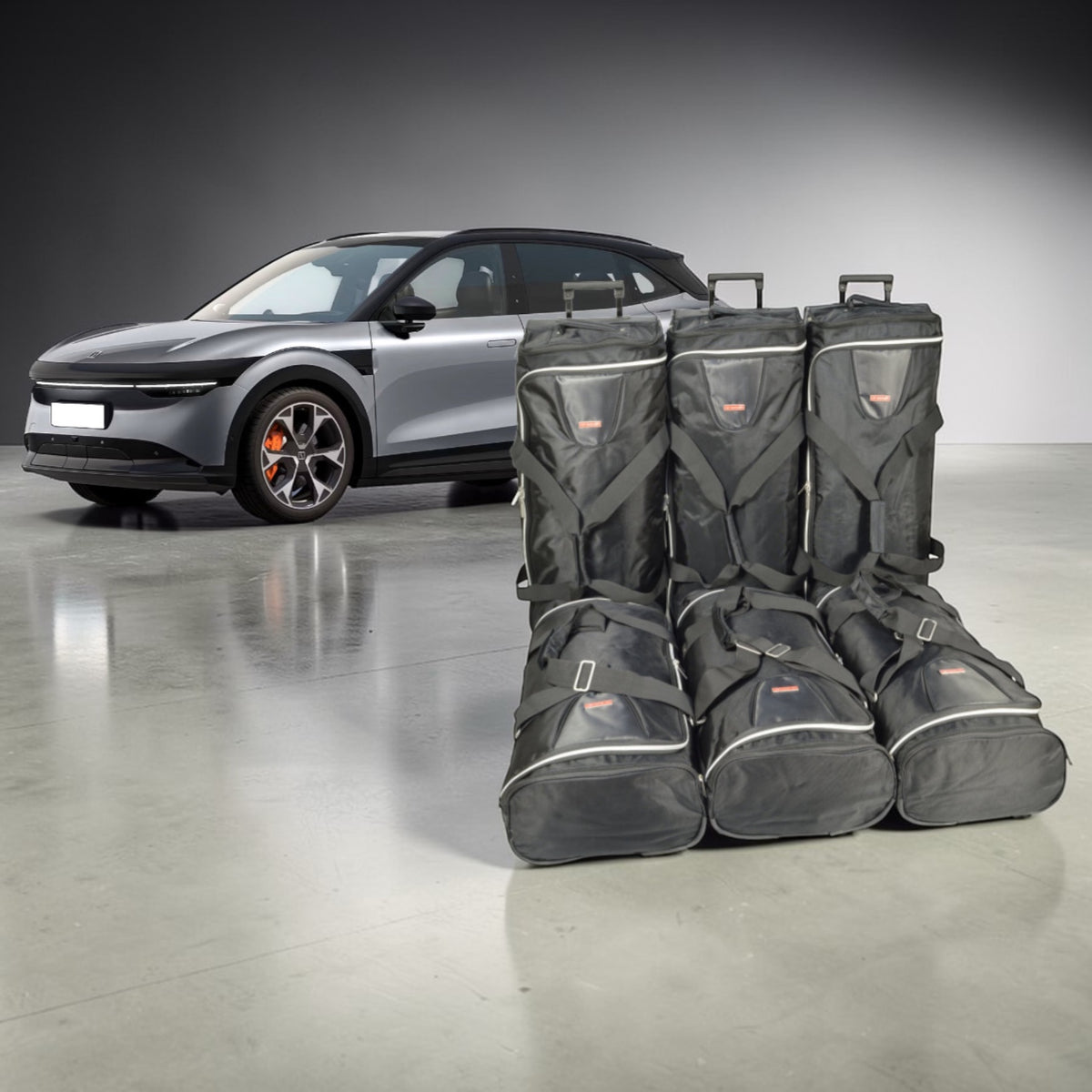 Sølvfarvet Zeekr 7X med fire sorte Car-Bags rejsetasker stående op ad bilen